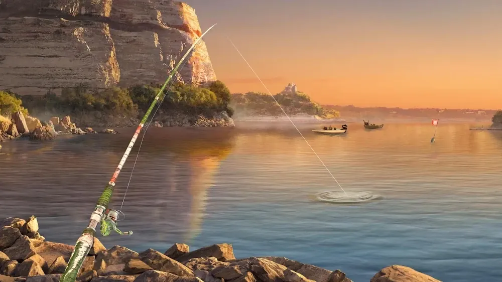 Fishing Clash: cana verde lançada a partir de rochas para um lago dourado ao entardecer, com falésia e barcos