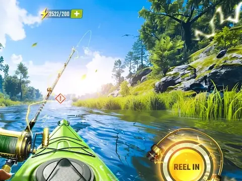 Fishing Master: proa de um caiaque verde num rio de água azul entre margens de erva e árvores