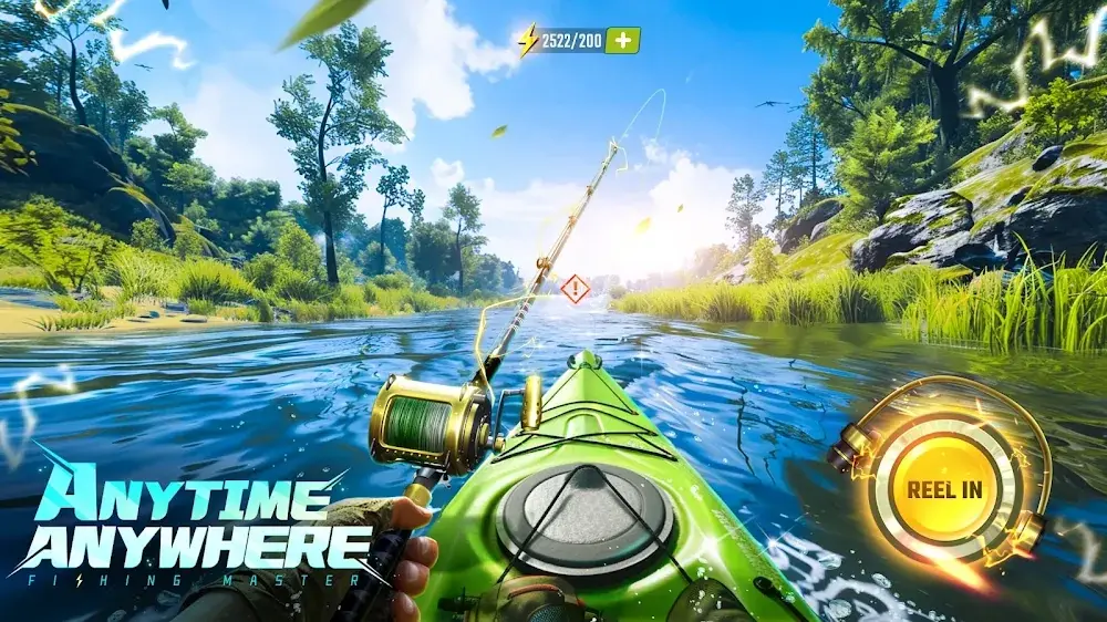 Fishing Master: caiaque verde num rio luminoso com cana apontada à margem e botão amarelo de recolha